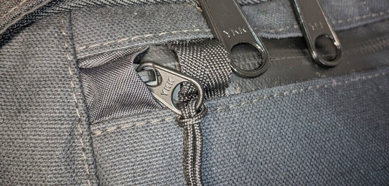 Zipper garage